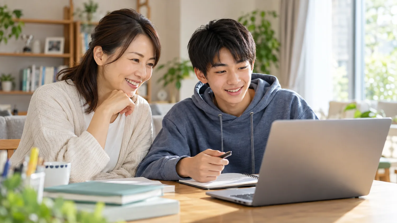 自宅で学習について相談する親子