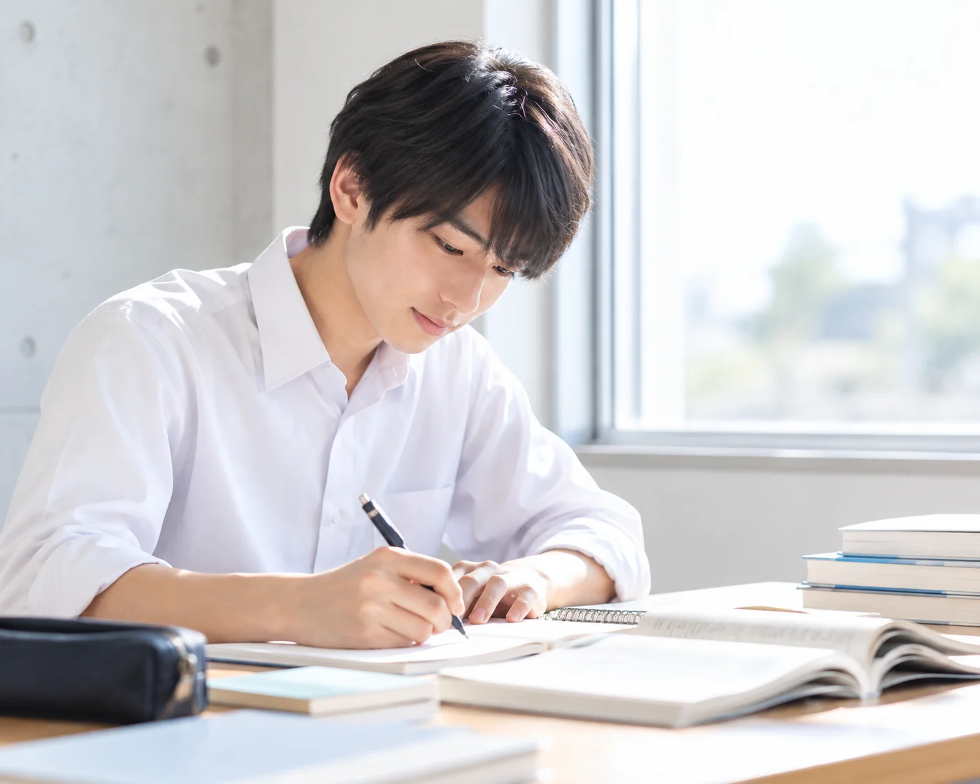 机で自学自習に取り組む男子生徒のイメージ